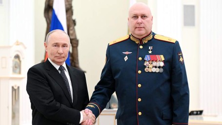 Путин вручил госнаграды в День защитника Отечества