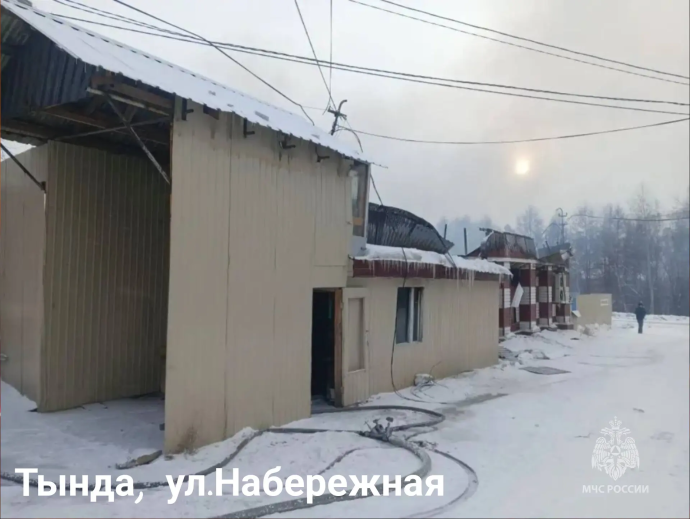 Пожар в Тынде: Склад на Набережной охватил огонь, есть пострадавшие Пожар в Тынде: Склад на Набережной охватил огонь, есть пострадавшие