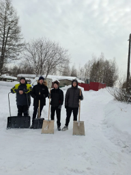 Доброе дело: снежная уборка для семьи военнослужащего