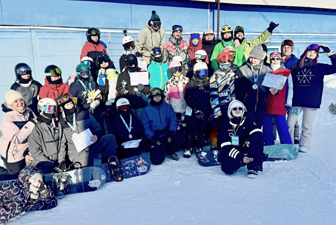​Скорость, адреналин и снежные вихри: Открытый Кубок Тынды по бордер-кроссу покорил Усть-Коралл!