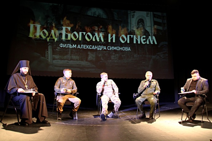 "Под Богом и огнём": Фильм Александра Симонова в Тынде и диалог о главном "Под Богом и огнём": Фильм Александра Симонова в Тынде и диалог о главном
