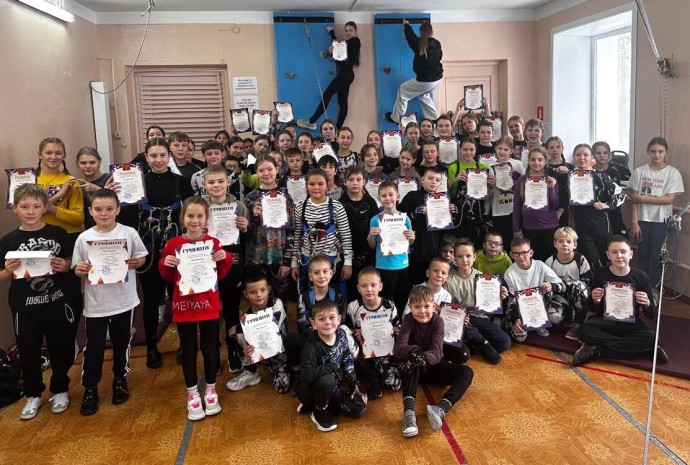 Юные туристы Тында отметили День народного единства эстафетой. Юные туристы Тында отметили День народного единства эстафетой.