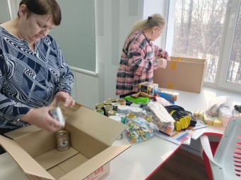 Жители округа отправляют посылки бойцам СВО к 23 февраля.