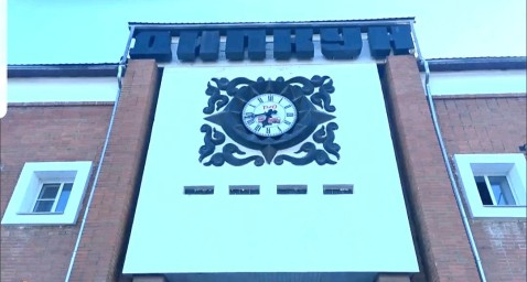 Часы в чёрном орнаменте находятся на вокзале ст. Дипкун.