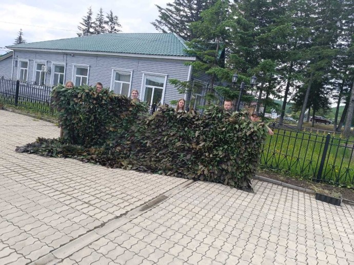 Юнармейцы Соловьевска плетут маскировочные сети для СВО