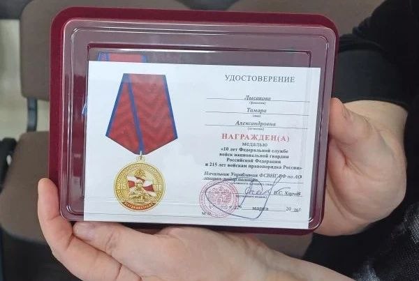 Награждение главы Тындинского округа памятной медалью Росгвардии Награждение главы Тындинского округа памятной медалью Росгвардии