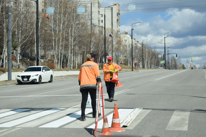 В Тынде начали обновлять дорожную разметку после зимы В Тынде начали обновлять дорожную разметку после зимы