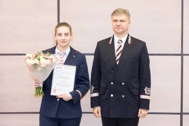 Настя тянет