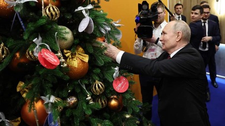 Путин принял участие в акции «Елка желаний»