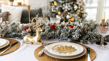 Как выбрать цвета, декор и блюда для Нового года: советы для праздничного стола