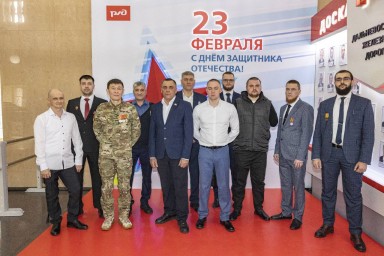 Подарки с передовой: ветераны СВО вручили символы начальнику ДВЖД