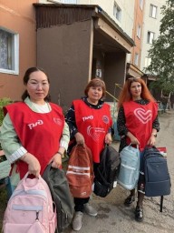 Тындинские железнодорожники подарили школьникам рюкзаки, полные канцелярией и сладостей