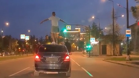 За экстремальные поездки на крыше и капоте авто в Тынде наказали автохулиганов