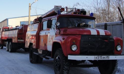 В Тынде на Московском бульваре ликвидирован пожар в неэксплуатируемом здании