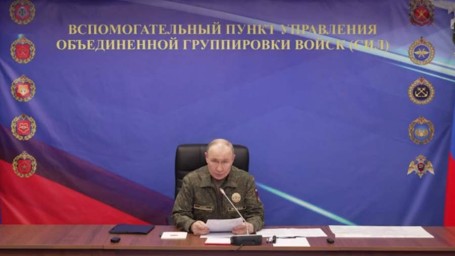 Путин посетил пункт управления объединенной группировки войск