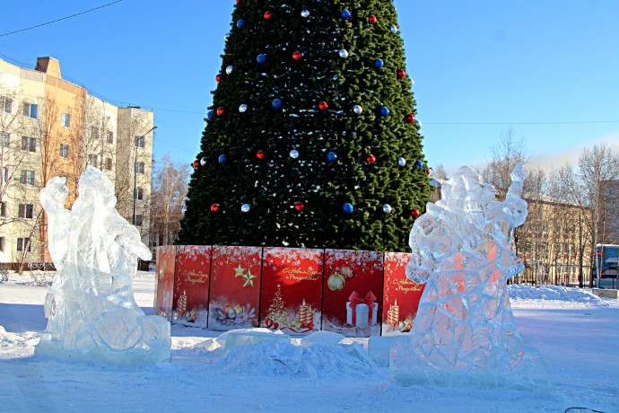 Тында встречает Новый год: сказочный лед и сияющие огни на главной площади Тында встречает Новый год: сказочный лед и сияющие огни на главной площади
