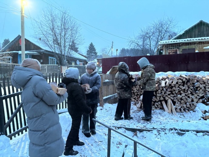 Волонтеры Усть-Нюкжинской школы помогают пожилым людям по хозяйству Волонтеры Усть-Нюкжинской школы помогают пожилым людям по хозяйству