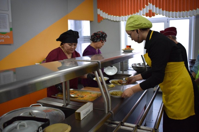 Тындинские школы заботятся о правильном питании учеников. Тындинские школы заботятся о правильном питании учеников.