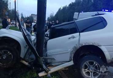 Внедорожник в Тынде "приобнял" столб