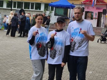 День России в Тынде: открытие памятника воинам СВО, раздача триколоров