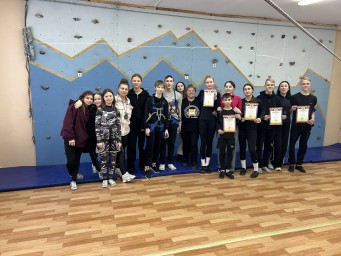 "Точка отрыва" в Тынде: Юные скалолазы покоряют вершины